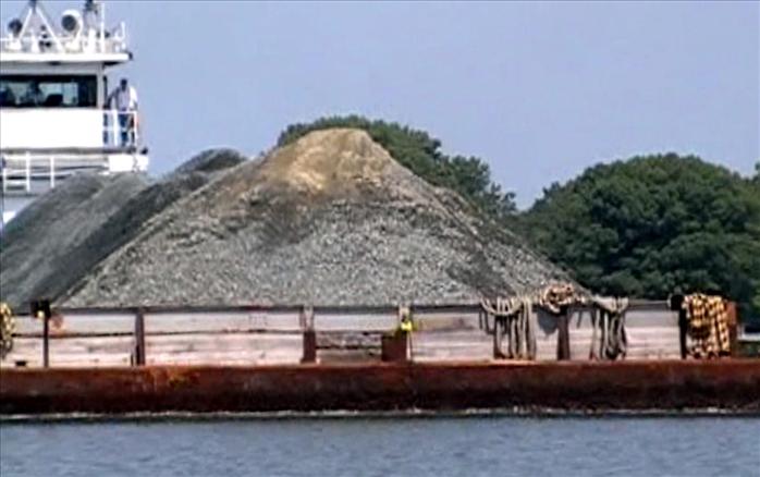 0780_20090610_0918_GravelBarge.jpg